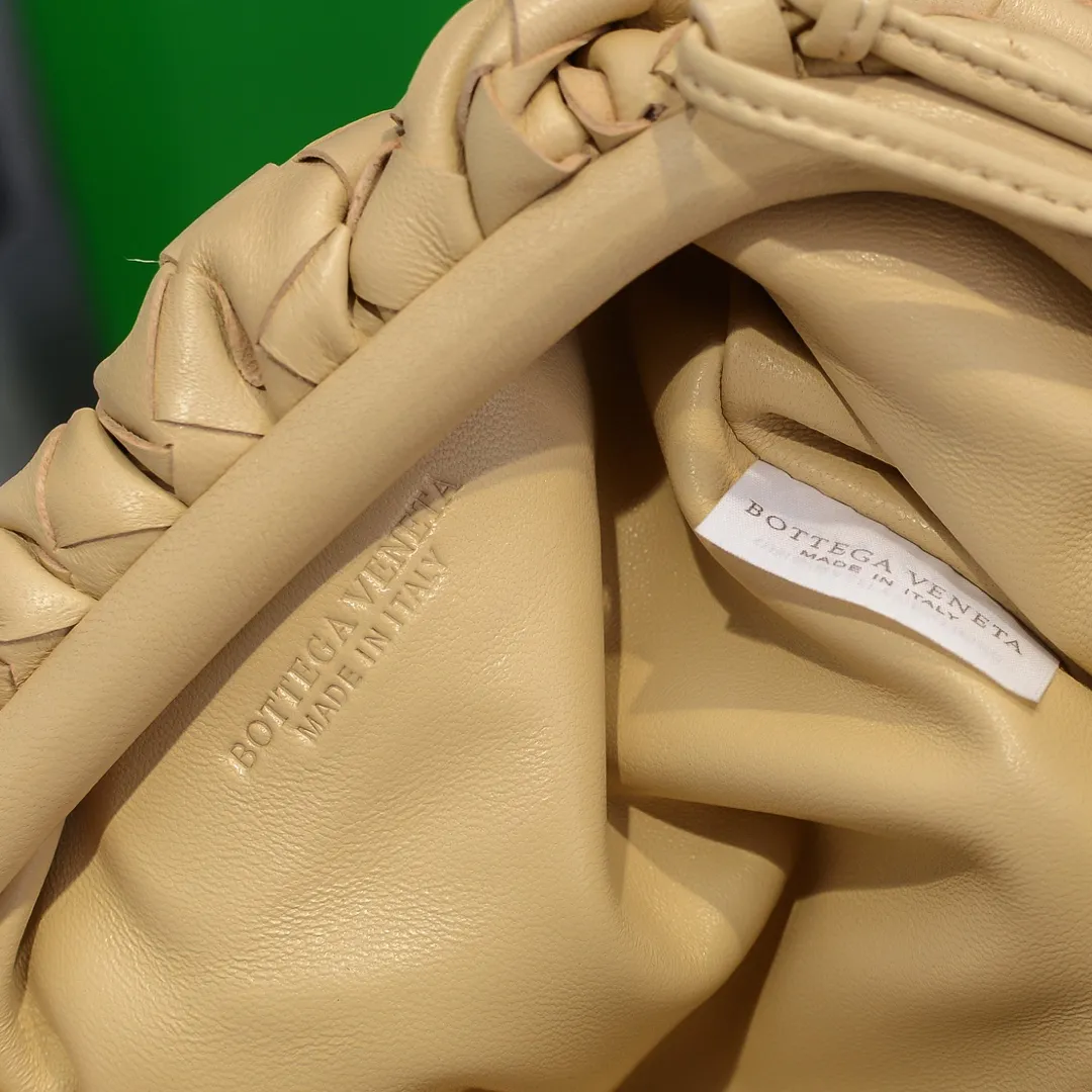 BV cloud bag is in stock, coarse weave, large plaid weave, the pouch cloud bag. Needless to say, this year's most popular bag is not without its reason. The minimalist and slightly wrinkled design is both advanced and a bit lazy. After the new designer came, he directly changed it to a large weave and became super young. It also has a touch of fashion. You must buy it. This year's must-have bag. Size: 22×12×7cm. Real shot ❤️
